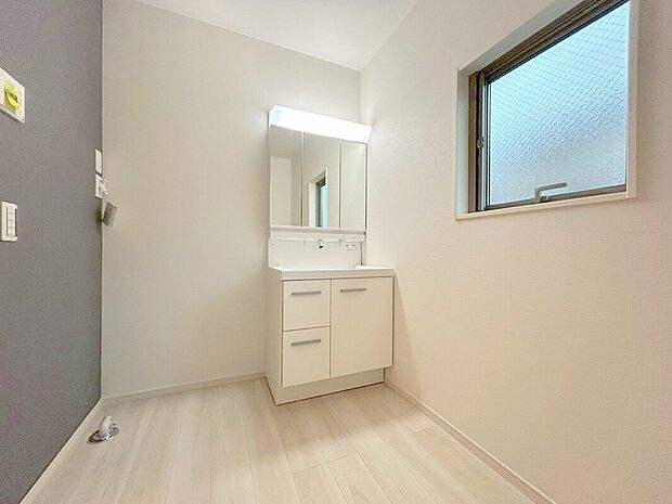 【洗面所】清潔なパウダールームは身だしなみチェックや肌のお手入れに最適です。収納もあり、スッキリと見映えの良い空間に拵えました。時間に余裕とゆとりを持たせます。
