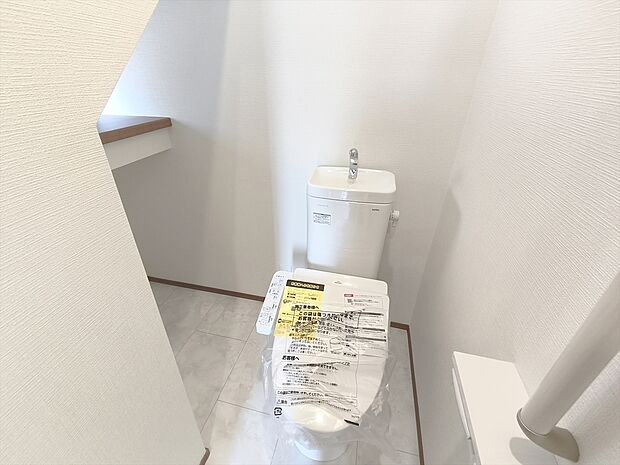 【【温水洗浄便座】】メーカーによってはウォシュレット・シャワートイレともいいますね♪魅力は清潔な状態をキープする事が出来、冬になると便座が冷たいなんて思いもしなくてすみます！！