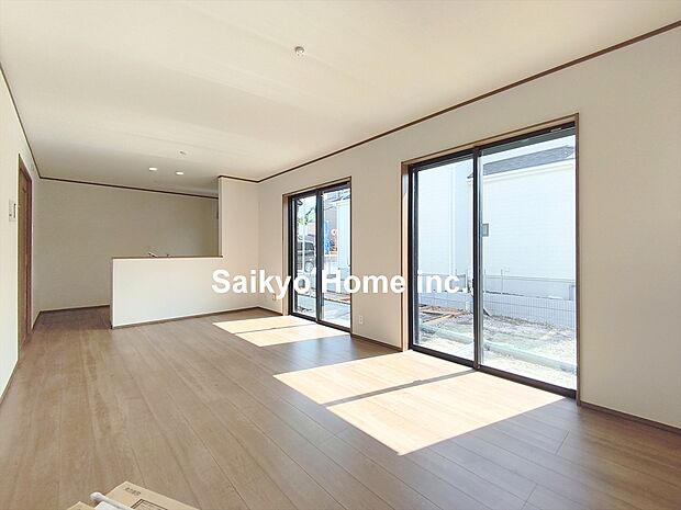 【リビング】16帖超の広々LDK。南に面した窓からは暖かな陽光がたっぷり差し込みます。また通気性にも優れた設計です。
