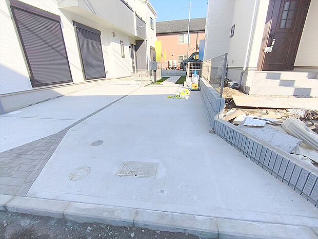 【駐車場】カースペースはコンクリート仕上げ。雨の日も足元は気になりません！
