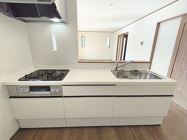 【キッチン】キッチンからリビング全体を見渡せるので、小さなお子様がいらしても様子を見ながら家事ができますね
