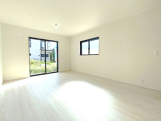 【リビング】南向きの大きな窓からは柔らかな光が差し込み、1年を通して明るくリビングを照らしてくれます。自然と家族の笑顔と心穏やかな一時を感じる事ができる、そんな空間になりました。