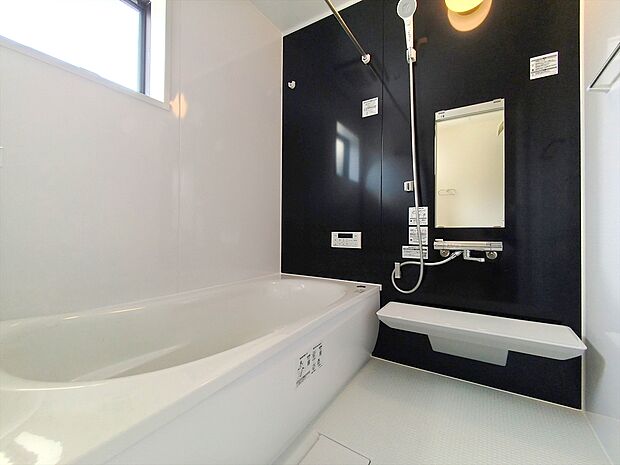 【浴室】浴室暖房換気乾燥機付き、1坪タイプのユニットバス。スタイリッシュなデザインにお手入れのしやすさも兼ね備えました。