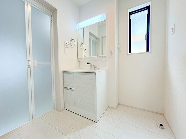 【洗面所】収納力を備えた三面鏡洗面化粧台を採用！日用品のストックまですっきり格納！ 爽やかに気持ちよく1日が始められるように、美しい洗面化粧台をご用意しました。