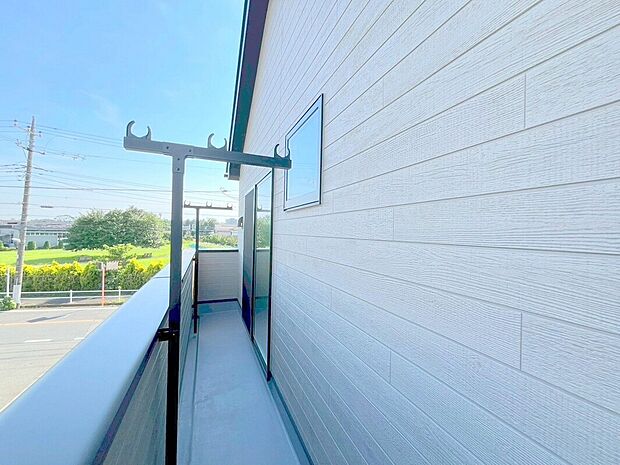 【バルコニー】陽当りの良いバルコニー。心地よい風が吹き込み洗濯物だけでなく、お布団もふっかふかです。
