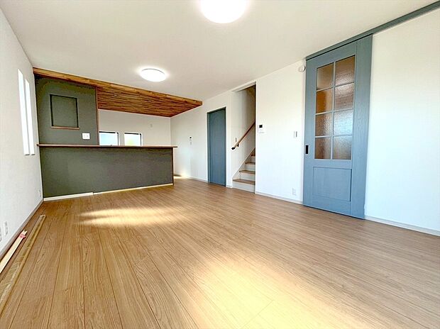 【リビング】16帖超の広々LDK。南に面した窓からは暖かな陽光がたっぷり差し込みます。また通気性にも優れた設計です。