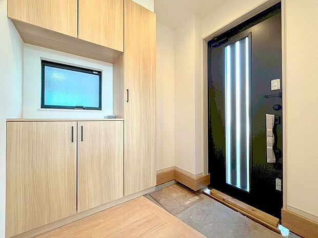 【玄関】広く開放的な玄関には大きいサイズの靴箱を設置。