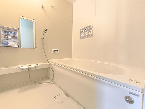 【浴室】ゆったりと足を伸ばせる一坪タイプの浴室です。浴室換気乾燥機付きですので、カビの発生も抑制出来ます。
