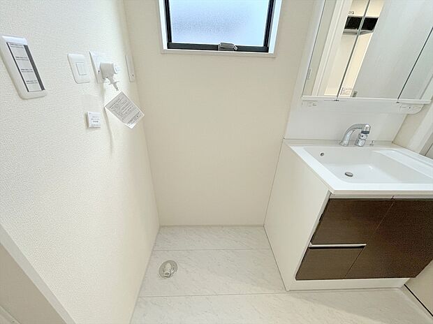 【洗面所】サニタリースペースには窓が備えられております。毎朝の身支度も、陽の光差し込む明るい空間で、快適にお使い頂けそうです。