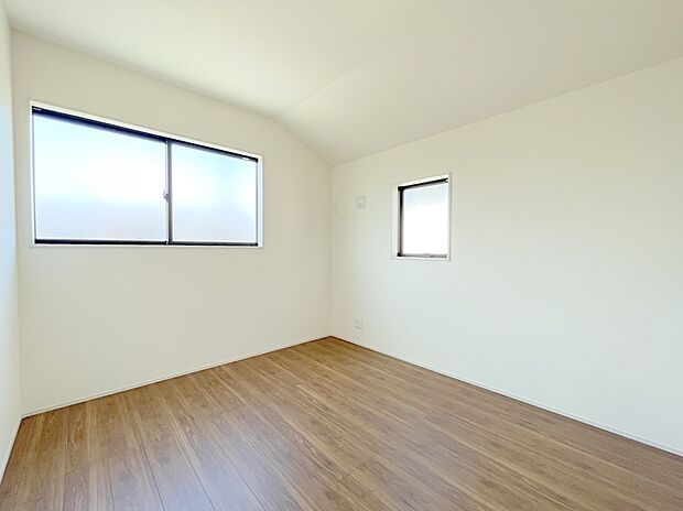 【居室】ゆったりとくつろげる落ち着いたプライベートルーム。静かな環境でリラックスタイムを過ごせます。