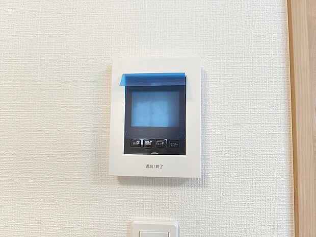 【【モニター付きインターホン】】玄関を確認しなくても誰が来たのかすぐわかります。訪問者を確認してから会話することができますので安心して対応できます♪