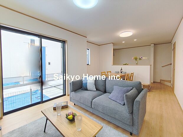 【リビング】オープンでのびやかな空間を生み出すこだわりの「広がり」と「ゆとり」。家族と過ごす時間を大切にした住空間です。