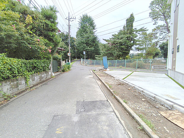 【前面道路含む外観】前面道路は北西側約4.2~5.5m、東側約4mです