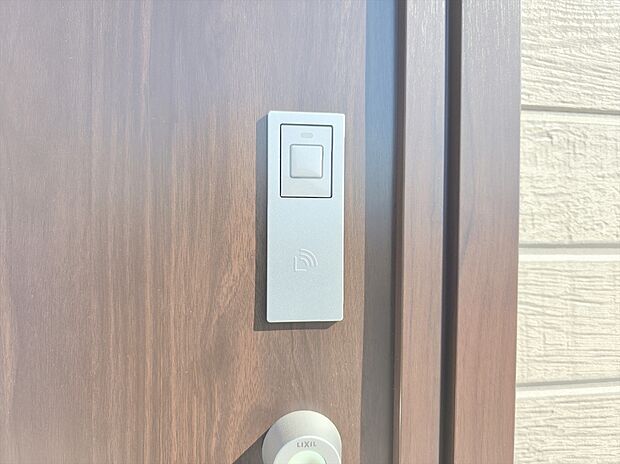 【【カードキー】】暗がりで鍵穴を探すこともなく、細かい作業が難しい子どもや高齢者でも簡単に解錠可能のカードキーを採用。お子様を抱いていたり、両手が買い物袋でふさがっていることが多い方に！
