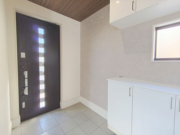 【玄関】玄関は清潔感のある空間にしたいもの。ご家族が多いご家庭にはとても便利なシューズ・イン・クローゼット付きです。