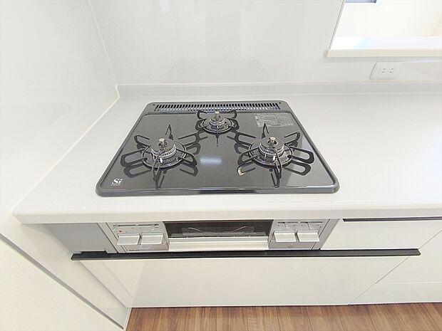 【【3口コンロ】 】凹凸が少ないフラットトップコンロ。お掃除もラクラクです。