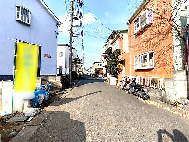 【前面道路含む現地写真】緑の潤いと開放感！静かで落ち着いた住環境！