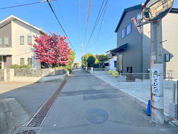 【前面道路】緑の潤いと開放感を感じられる静かで落ち着いた住環境です。