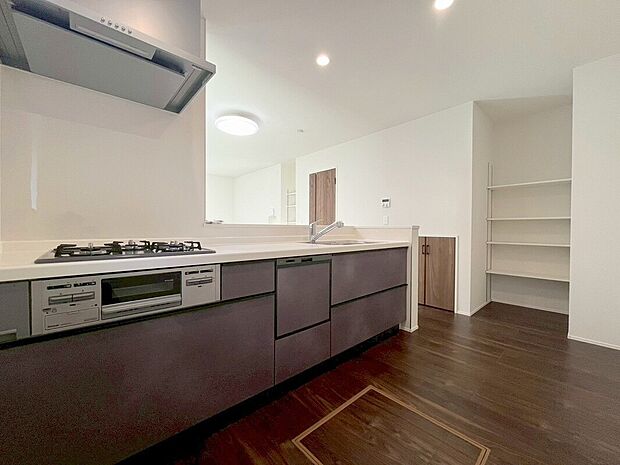 【キッチン】対面キッチなのでリビングにいる家族の様子がうかがえるので小さなお子様がいても安心ですね。
