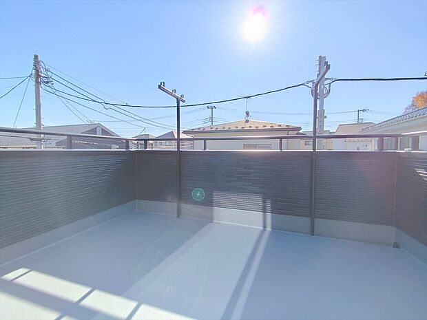 【バルコニー】陽当りの良いバルコニー。心地よい風が吹き込み洗濯物だけでなく、お布団もふっかふかです。