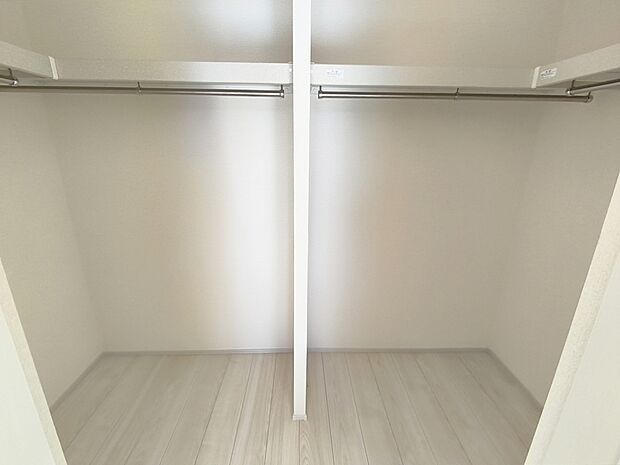 【【ウォークインクローゼット】】嬉しい大型収納は衣替え不要ですぐに使え、片付け上手に!