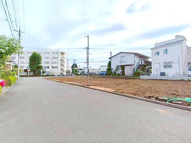 【前面道路含む外観】緑豊かで閑静な住宅街は子育てにはピッタリです。