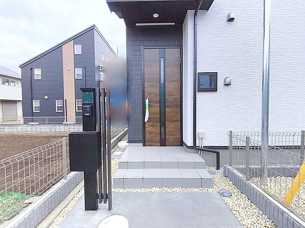 【【カードキー】】暗がりで鍵穴を探すこともなく、細かい作業が難しい子どもや高齢者でも簡単に解錠可能のカードキーを採用。お子様を抱いていたり、両手が買い物袋でふさがっていることが多いお母さんに