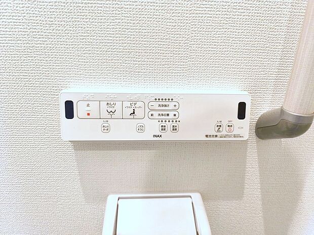 【【温水洗浄便座】】メーカーによってはウォシュレット・シャワートイレともいいますね♪魅力は清潔な状態をキープする事が出来、冬になると便座が冷たいなんて思いもしなくてすみます!!