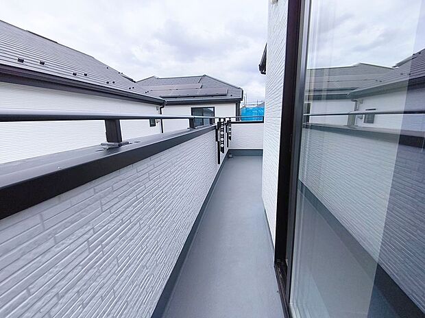 【バルコニー】洋室2部屋分に面しているので、お布団干しにも大変便利ですね。