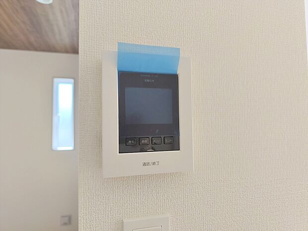 【【モニター付きインターホン】】玄関を確認しなくても誰が来たのかすぐわかります。訪問者を確認してから会話することができますので安心して対応できます♪