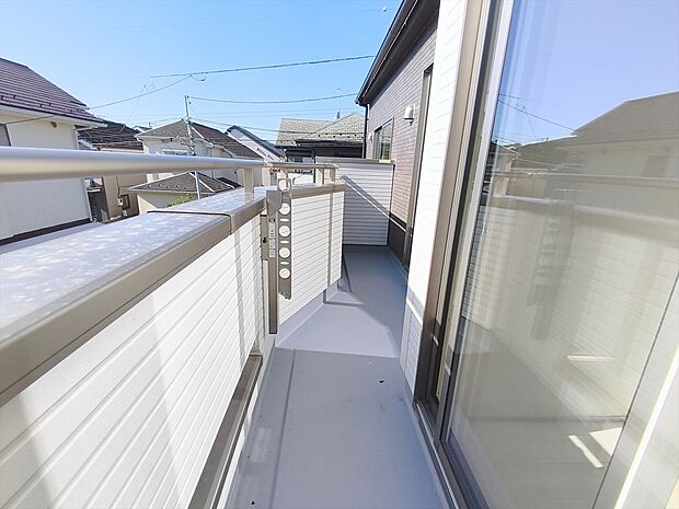 【バルコニー】陽当りの良いバルコニー。心地よい風が吹き込み洗濯物だけでなく、お布団もふっかふかです。