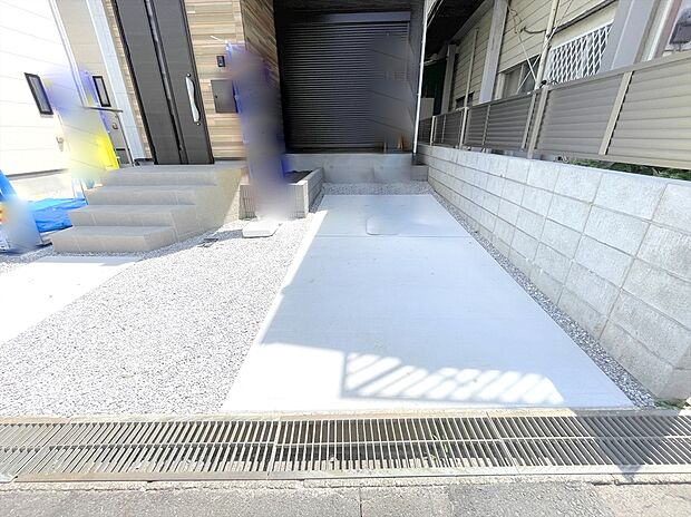 【駐車場】カースペースはコンクリート仕上げ。雨の日も足元は気になりません!