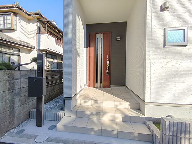 【玄関】玄関はおうちの顔です。いつも明るくキレイな状態でご家族の帰りをお待ちします。お子様のお留守番にも安心なTVモニター付インターホン完備です。
