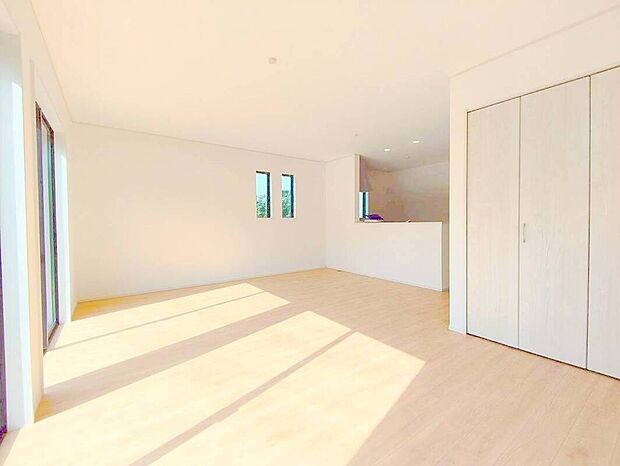 【リビング】オープンでのびやかな空間を生み出すこだわりの「広がり」と「ゆとり」。家族と過ごす時間を大切にした住空間です。
