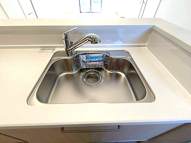 【浄水機能付き蛇口】浄水器をスリムに内蔵したハンドシャワー式の水栓金具です。いつでもおいしい水をいつでも手軽に使えます