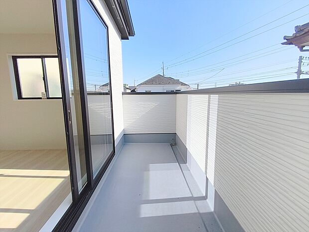【バルコニー】お洗濯ものや布団を干したりするのに十分なスペースを取ったバルコニーは大変便利です。