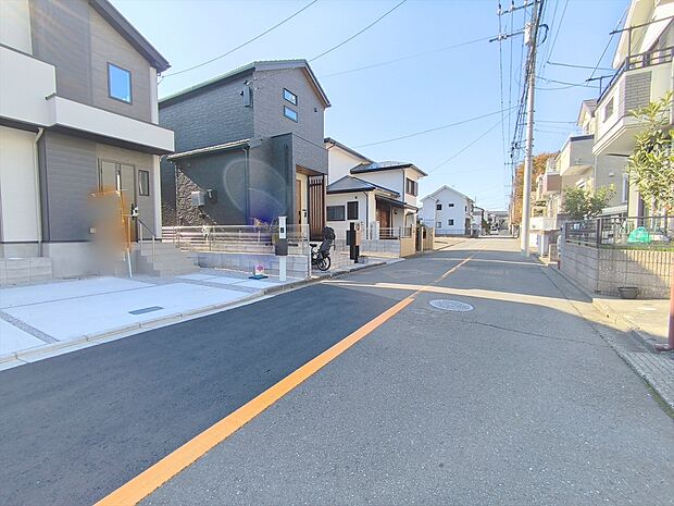 【前面道路】前面道路は6mの幅広な道路です。入出庫の際もらくらくです。