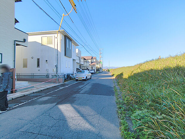 【前面道路含む現地写真】子育てにも嬉しい、緑豊かな自然が広がる閑静な住宅地です。この機会に是非現地をご覧ください。