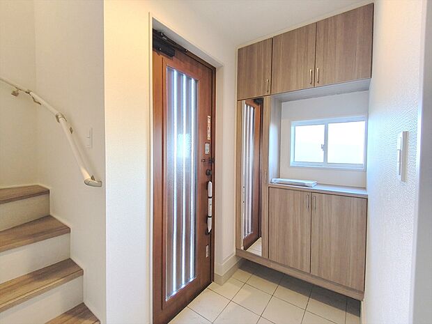 【玄関】お出かけ前の身だしなみチェックが出来る姿見鏡付の玄関収納。かさばる物も収納できる優れものです。