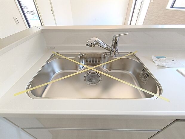 【浄水機能付き蛇口】浄水器をスリムに内蔵したハンドシャワー式の水栓金具です。いつでもおいしい水をいつでも手軽に使えます