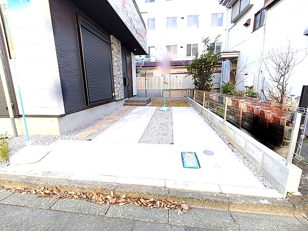 【カースペース】コンクリート仕上げのカースペース。お手入れのしやすさ、耐久性に優れています。