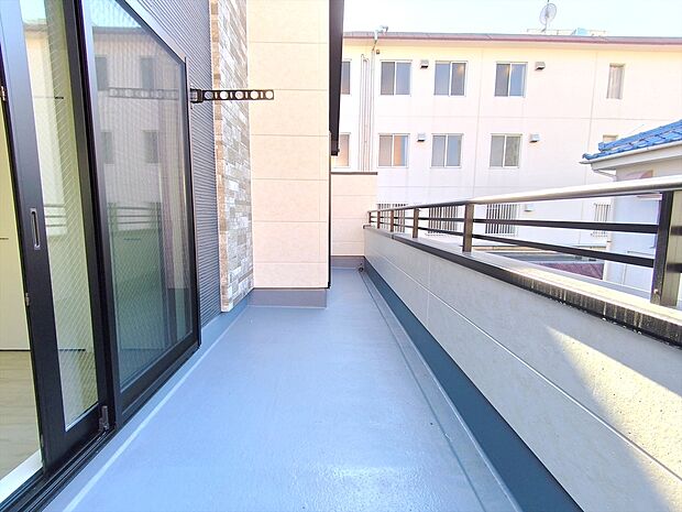 【バルコニー】お洗濯ものや布団を干したりするのに十分なスペースを取ったバルコニーは大変便利です。