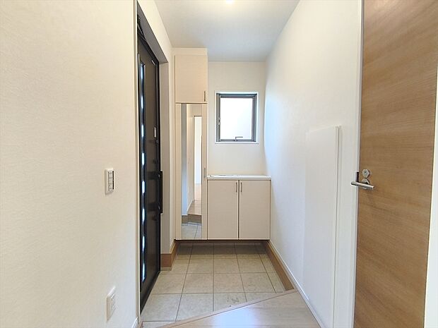 【玄関】玄関は清潔感のある空間にしたいもの。ご家族が多いご家庭にはとても便利なたっぷり収納できるシューズボックス付きです。