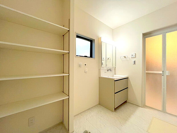 【洗面所】清潔なパウダールームは身だしなみチェックや肌のお手入れに最適です。収納もあり、スッキリと見映えの良い空間に拵えました。時間に余裕とゆとりを持たせます。