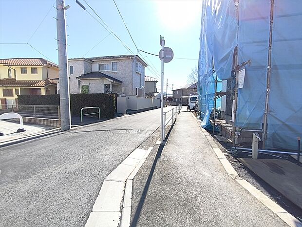 【前面道路含む現地写真】子育てにも嬉しい、緑豊かな自然が広がる閑静な住宅地です。この機会に是非現地をご覧ください。