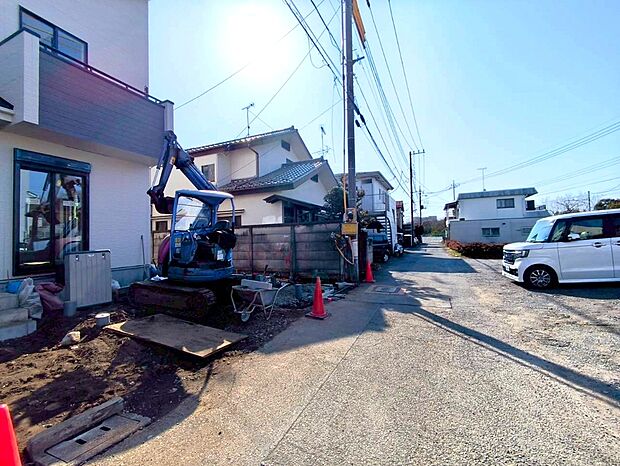 【前面道路含む外観】緑豊かで閑静な住宅街は子育てにはピッタリです。