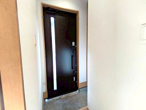 【玄関】玄関は清潔感のある空間にしたいもの。ご家族が多いご家庭にはとても便利なたっぷり収納できるシューズボックス付きです。