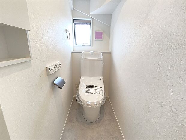 【【温水洗浄便座】】メーカーによってはウォシュレット・シャワートイレともいいますね♪魅力は清潔な状態をキープする事が出来、冬になると便座が冷たいなんて思いもしなくてすみます!!