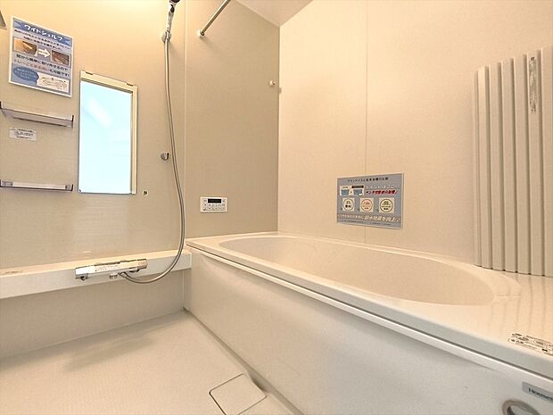 【浴室】一日の疲れを癒すための心地よいバスタイムを演出する浴室はゆとりあるサイズを採用。浴室乾燥機付き！
