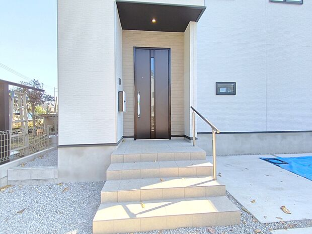 【玄関】お家に出会う人々を出迎える玄関先だからこそ、広々清潔感あふれる空間にしたいもの。毎日明るい空間をキープします。
